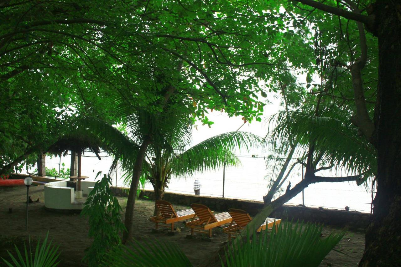 Fx72 Beach Resort Maumere Luaran gambar
