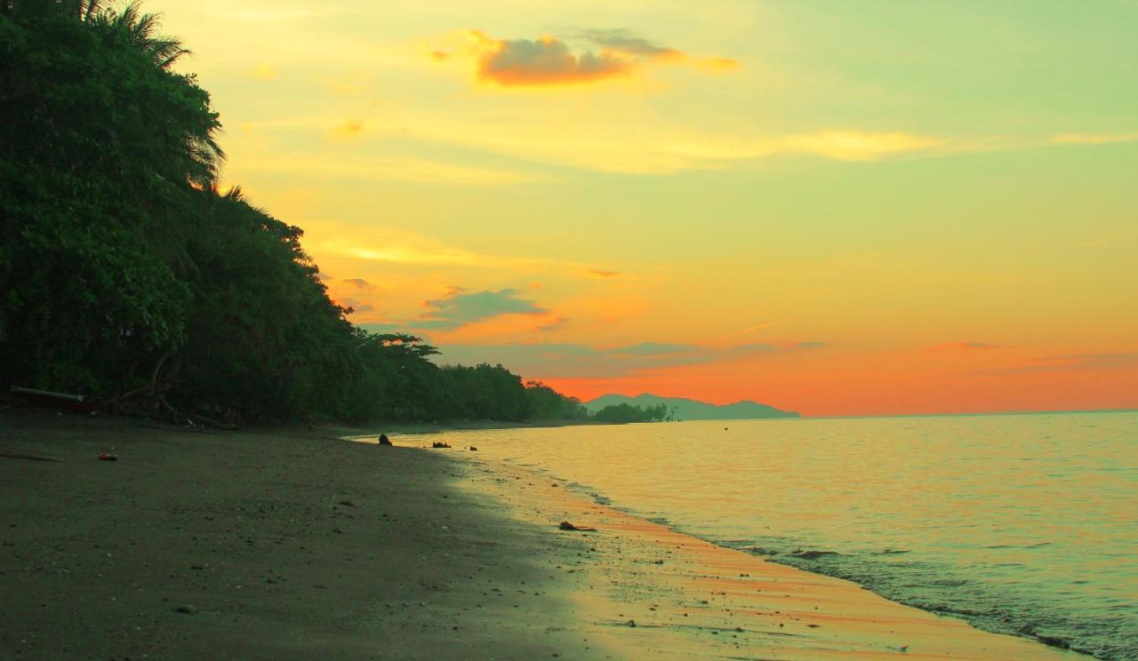 Fx72 Beach Resort Maumere Luaran gambar