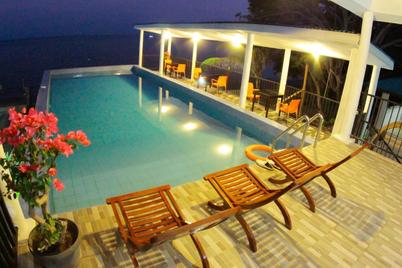 Fx72 Beach Resort Maumere Luaran gambar
