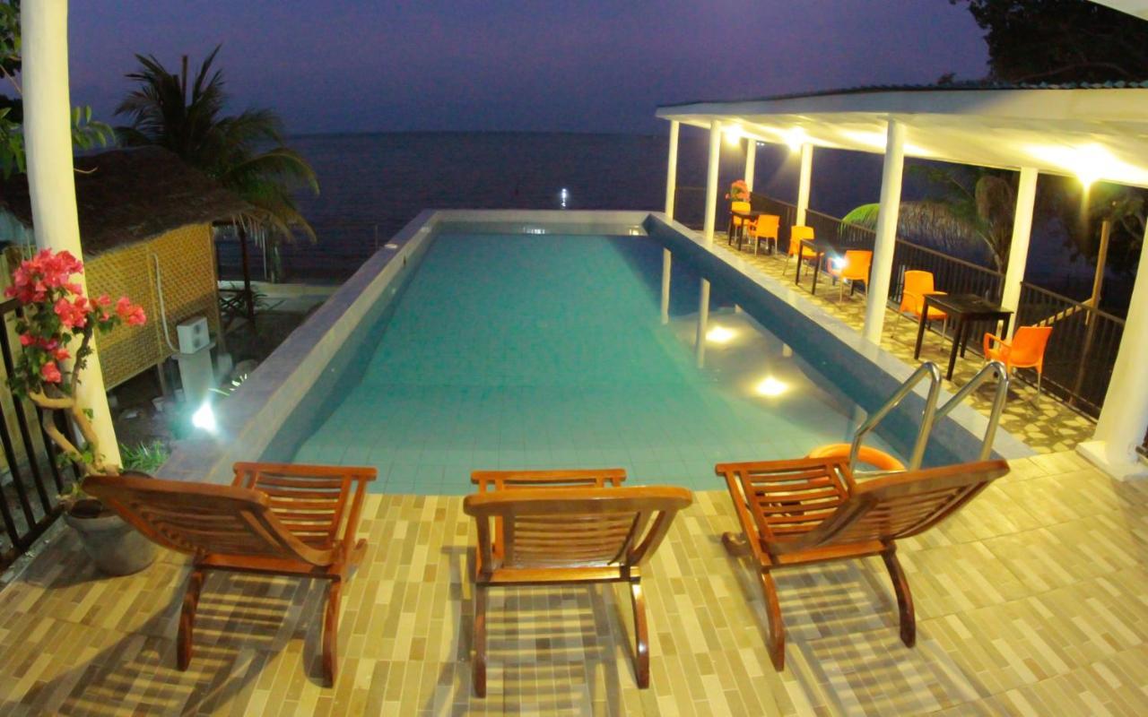 Fx72 Beach Resort Maumere Luaran gambar
